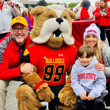 Luke Wyckoff with his family and the bulldog mascot